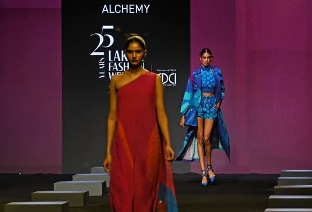 Entertainment Themen der Woche KW13 Entertainment Bilder des Tages Models walks on the ramp showcasing creation by Indian designer Satya Paul on the second day of the Lakme Fashion Week (LFW) in Mumbai. Mumbai India Copyright: xAshishxVaishnavx xSOPAxImagesx AVaishnav_Lakme Fashion Week day two in Mumbai (10)