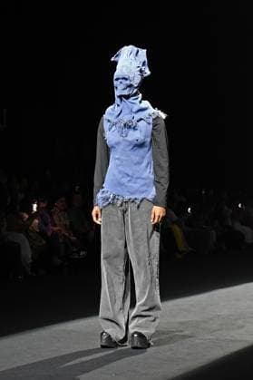 A model walks on the ramp showcasing creation by Indian designer Anurag Gupta on the second day of the Lakme Fashion Week (LFW) in Mumbai. Mumbai India Copyright: xAshishxVaishnavx xSOPAxImagesx AVaishnav_Lakme Fashion Week day two in Mumbai (3)