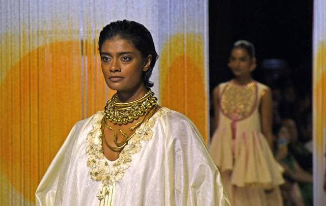 A model showcases creation by designer Nikasha for Khadi India on the second day of the Lakme Fashion Week (LFW) in Mumbai. Mumbai India Copyright: xAshishxVaishnavx xSOPAxImagesx AVaishnav_Lakme Fashion Week day two in Mumbai (18)