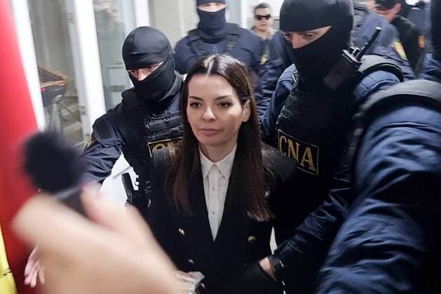 News Themen der Woche KW13 News Bilder des Tages MOLDOVA, CHISINAU - MARCH 28, 2025: Evghenia Gutul, governor of Gagauzia, charged with involvement in financial misconduct during the 2023 elections in Gagauzia, is escorted by law enforcement officers. Veniamin Demidetsky TASS  79409373
