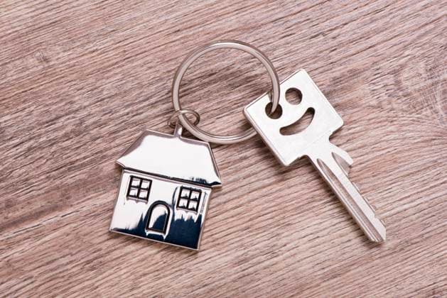Haustürschlüssel und Wohnungsschlüssel Ein Haustürschlüssel bzw. Wohnungstürschlüssel mit Anhänger *** Front door key and apartment key One front door key or apartment door key with fob