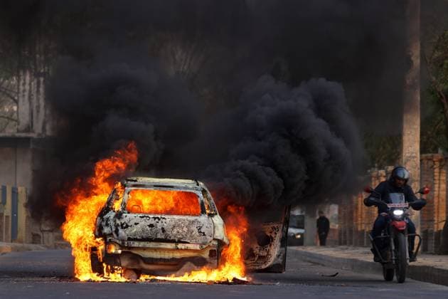 News Themen der Woche KW13 News Bilder des Tages Nepal, Monarchisten fordern die Rückkehr des früheren Königs in Kathmandu March 28, 2025, Kathmandu, Bagmati, Nepal: Pro-monarchy supporters set a vehicle on fire during a protest demanding the restoration of the monarchy in Kathmandu, Nepal on Marcha 28, 2025. Kathmandu Nepal - ZUMAd164 20250328_zip_d164_013 Copyright: xAryanxDhimalx