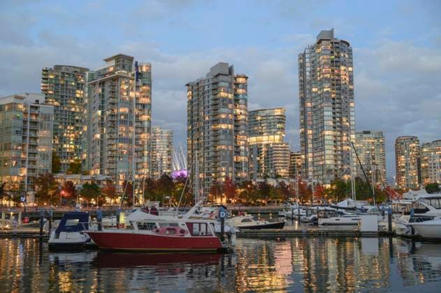 False Creek pedestrian waterfront in Autumn, Yaletown Neighbourhood, Downtown Vancouver, British Columbia, Canada Copyright: JonxReaves 1241-483