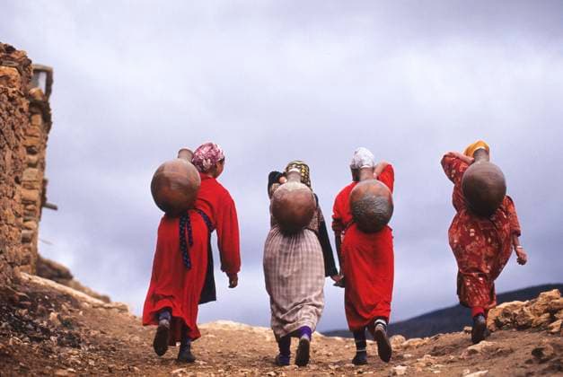 Archivbilder der Woche KW13 Women carrying water in jar on their back from spring to the village Imi n Tala, High Atlas, Morocco Copyright: GOUPIxCHRISTIAN 1382-3002