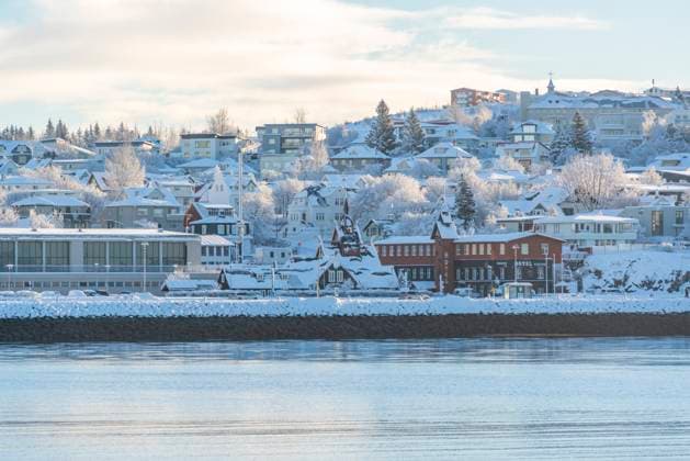 IMAGO Creative, Winter, In der Stadt View of town and church from Hafnarfjorour Marina in winter, Hafnarfjorour, Iceland Copyright: FrankxFell 844-39452