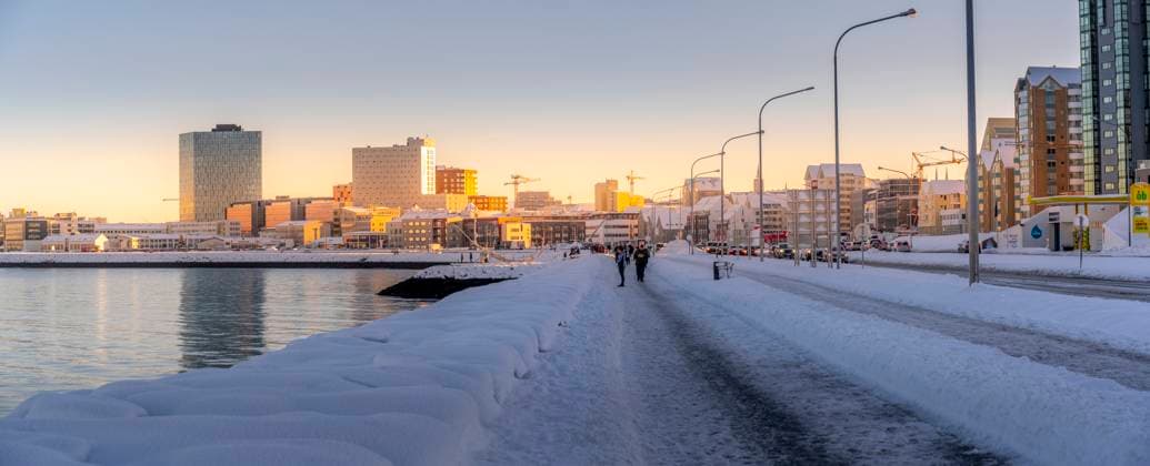 IMAGO Creative, Winter, In der Stadt View of shore walk and the city of Reykjavik in winter, Reykjavik, Iceland Copyright: FrankxFell 844-39462