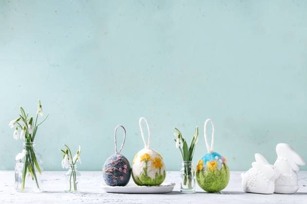 Filzen von Ostereiern Set of craft felting Easter eggs with blooming flower sakura and green grass decor standing with spring snowdrops bouquet in glass bottle on grey table. Easter decoration and gifts. Copy space Copyright: xZoonar.com NatashaxBreenx 23092837
