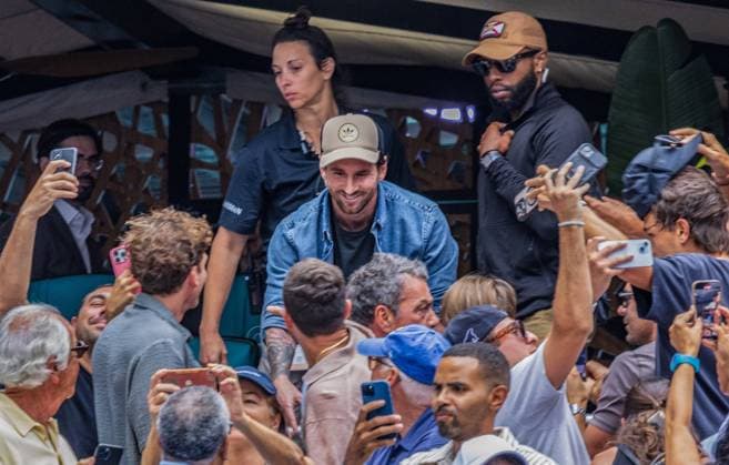 March 28, 2025, FL, USA: Fans greet Inter MiamiÃ¢â‚¬â ¢s Lionel Messi as he attends the Miami Open semifinal between Novak Djokovic of Serbia and Grigor Dimitrov of Bulgaria at Hard Rock Stadium on Friday, March 28, 2025, in Miami Gardens, Florida. USA - ZUMAm67_ 20250328_zaf_m67_016 Copyright: xPedroxPortalx
