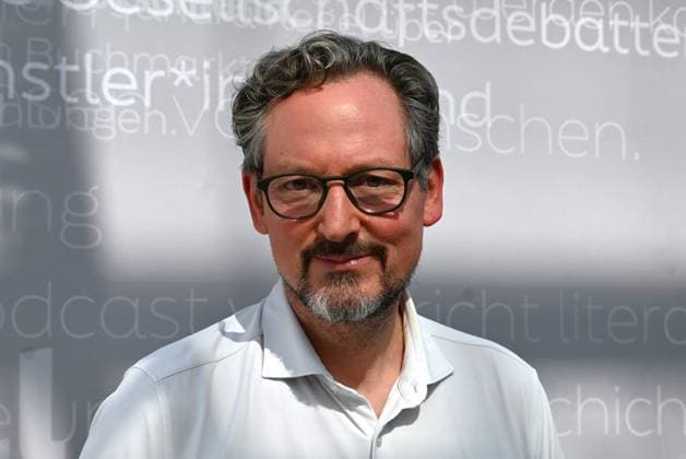 Leipziger Buchmesse, Book Fair Leipzig, Sachsen - vom 27.03. bis 30.03.2025. Eckart von Hirschhausen, Buchtitel - Der Pinguin, der fliegen lernte