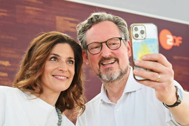 Leipziger Buchmesse, Book Fair Leipzig, Sachsen - vom 27.03. bis 30.03.2025. Moderatorin Katty Salie und Eckart von Hirschhausen machen ein Selfie