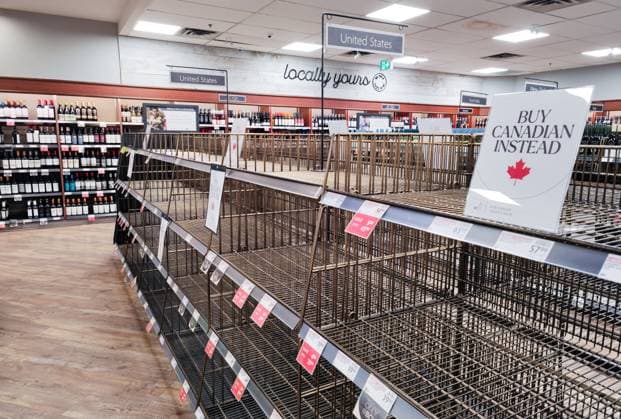 Kanada, Eindrücke aus Supermarkt in Vancouver VANCOUVER, CANADA - MARCH 28: Tags reading Buy Canadian Instead are seen on the empty shelf of American products at a supermarket on March 28, 2025 in Vancouver, Canada. In response to US President Donald Trump s tariff threats, Canadians have adopted a Buy Canada approach, choosing domestic goods over American ones and canceling trips south of the border.  Copyright: xVCGx 111558011240
