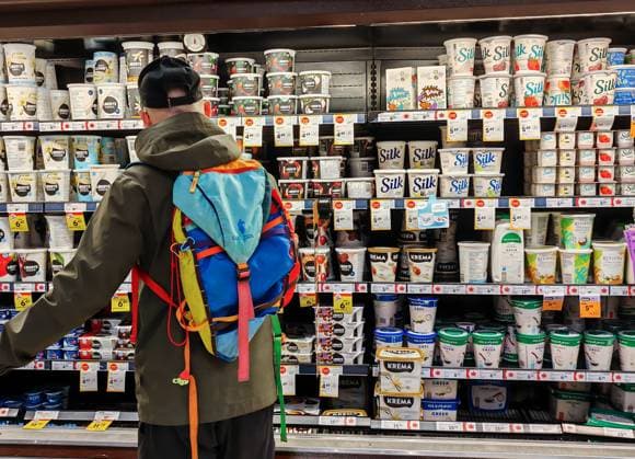 Kanada, Eindrücke aus Supermarkt in Vancouver VANCOUVER, CANADA - MARCH 28: Products on the shelves are labelled with the Canadian flag tags at a supermarket on March 28, 2025 in Vancouver, Canada. In response to US President Donald Trump s tariff threats, Canadians have adopted a Buy Canada approach, choosing domestic goods over American ones and canceling trips south of the border.  Copyright: xVCGx 111558011232