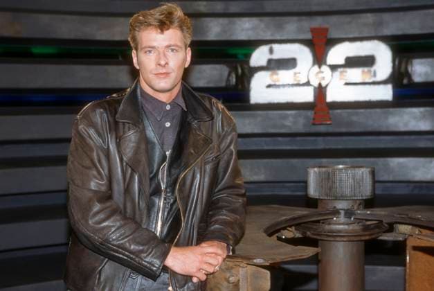 Archivbilder der Woche KW13 Jörg Pilawa 05 95 mmm Mann Fernsehen TV Moderation Journalismus blond Lederjacke leger quer halb stehend Studio Kulisse Logo 2 gegen 2 Pro Sieben grinsend Hände *** Jörg Pilawa 05 95 mmm man television TV presenter journalism blond leather jacket casual cross half standing studio backdrop logo 2 against 2 Pro Sieben grinning hands