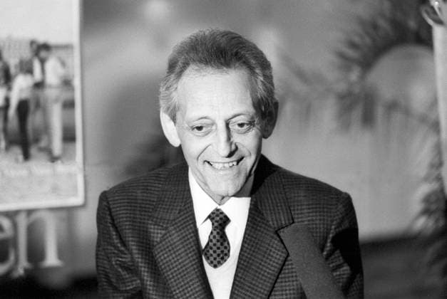 Archivbilder der Woche KW13 Hans Rosenthal (TV-Moderator) 01 87 brüg Hans Rosenthal am Rande der Verleihung der Ehrenmedaille der Bundeshauptstadt Wien an ihn im Januar 1987 in Wien Deutschland deutsch Deutscher Mann TV Fernsehen Moderation german host presenter quer Portrait lächelnd Interview Mikrofon sw *** Hans Rosenthal TV presenter 01 87 brüg Hans Rosenthal on the occasion of the award of the Medal of Honor of the Federal Capital Vienna to him in January 1987 in Vienna Germany German German man TV television moderation German host presenter cross portrait smiling interview microphone sw