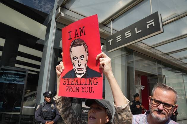 Bilder des Jahres 2025, News 03 März News Themen der Woche KW13 News Bilder des Tages March 29, 2025, New York, New York, USA: Protesters with signs at the Tesla Takedown NYC + ACT UP 38th Anniversary Action: Death by 1000 Musk Cuts at the Tesla showroom in the Meatpacking District on March 29, 2025 in New York. New York USA - ZUMAb148 20250329_zap_b148_021 Copyright: xBryanxSmithx