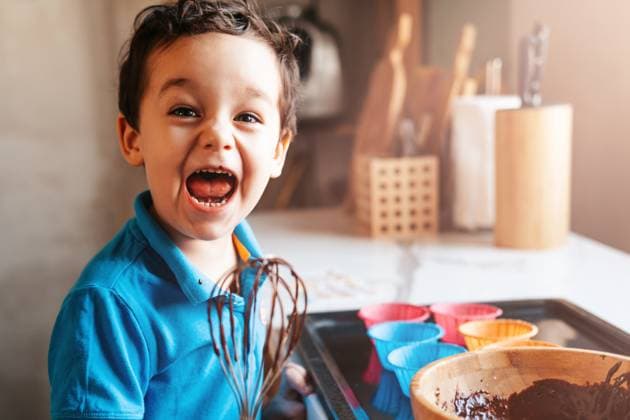 Creative Highlights Symbolfotos Kleiner Junge bereitet Schokoladenteig für Muffins vor A little boy prepares chocolate muffin dough. The kid licks the chocolate off the kitchen whisk. Leisure with children at home. Curly kid laughs merrily ,model released, Symbolfoto Copyright: xZoonar.com EvgeniiaxParkhomenkox 23105898 ,model released, Symbolfoto ,property released