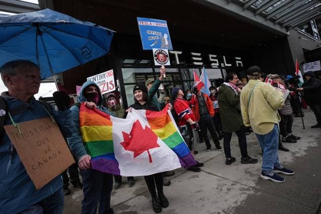 March 29, 2025, Vancouver, Bc, CANADA: People protest outside a Tesla showroom in Vancouver, on Saturday, March 29, 2025. Vancouver CANADA  - ZUMAc35_ 20250329_zaf_c35_051 Copyright: xDarrylxDyckx