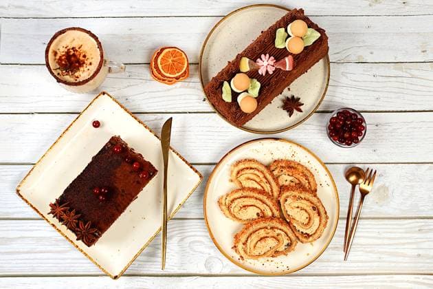 Hausgemachtes Dessert, Stollen oder Strudel mit süßer Cremefüllung, Nüssen, Zimt und Eierlikör. Konzept für Weihnachtsbäckerei, saisonale Leckereien und Cafe-Werbung, selektiver Fokus Hausgemachtes Dessert, Stollen oder Strudel mit süßer Cremefüllung, Nüssen, Zimt und Eierlikör. Konzept für Weihnachtsbäckerei, saisonale Leckereien und Cafe-Werbung, selektiver Fokus Copyright: xZoonar.com SvetlanaxBalynx 23111977
