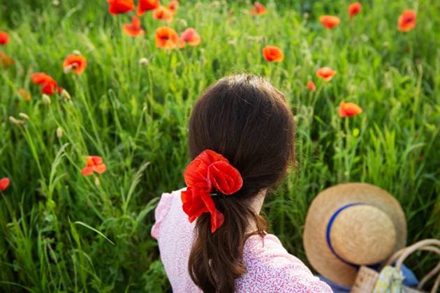 Creative Highlights Symbolfotos Eine Frau sitzt in einem Mohnfeld, geschmückt mit Mohnblumen im Haar, und genießt die sommerliche Szenerie A woman sits in a poppy field, adorned with poppy flowers in her hair, enjoying the summer scenery. ,model released, Symbolfoto Copyright: xZoonar.com SergiyxArtsabax 23126831 ,model released, Symbolfoto ,property released