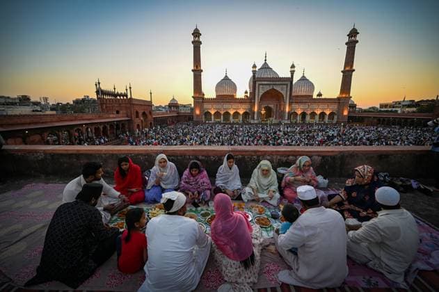 Bilder des Jahres 2025, News 03 März News Themen der Woche KW13 NEW DELHI, INDIA - MARCH 30: Devotees seen a day before EID festival at Jama Masjid, on March 30, 2025 in New Delhi, India. (Photo by Sanchit Khanna Hindustan Times ) Preparations For Eid-ul-Fitr Festival