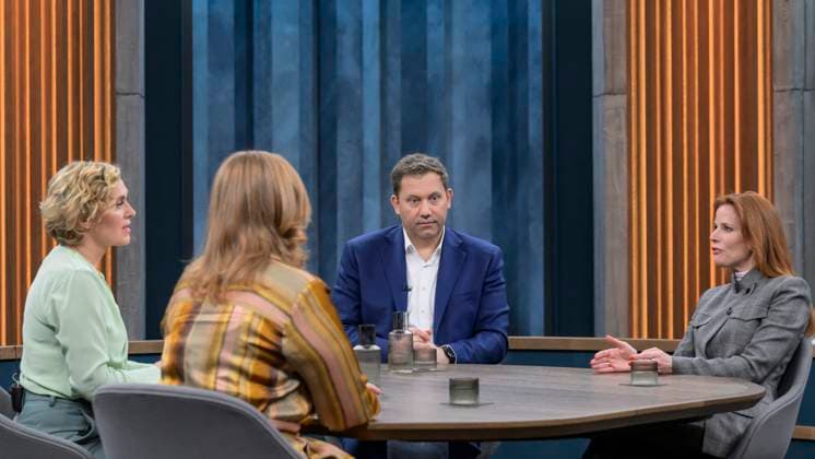 GER, Berlin, Studio, zu Gast bei - Caren Miosga, Polittalk, TV, Format, mit Moderatorin, NDR, Das Erste, aus Adlershof - am Studio 20, Thema - Ist auf Trumps Amerika noch Verlass, Herr Klingbeil? im Bild v.l.: Caren Miosga, Rieke Havertz, Lars Klingbeil, SPD-Vorsitzender, Florence Gaub, 30.03.2025 *** GER, Berlin, Studio, guest of Caren Miosga, Polittalk, TV, format, with presenter, NDR, Das Erste, from Adlershof at Studio 20, topic Is Trumps America still reliable, Mr. Klingbeil in the picture from l Caren Miosga, Rieke Havertz, Lars Klingbeil, SPD chairman, Florence Gaub, 30 03 2025 Copyright: HMBxMedia UwexKoch