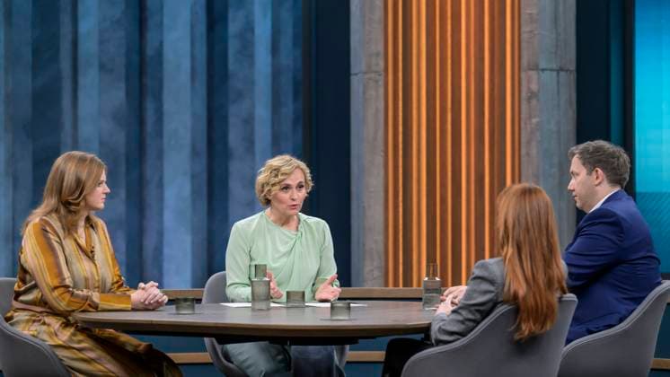 News Themen der Woche KW13 News Bilder des Tages GER, Berlin, Studio, zu Gast bei - Caren Miosga, Polittalk, TV, Format, mit Moderatorin, NDR, Das Erste, aus Adlershof - am Studio 20, Thema - Ist auf Trumps Amerika noch Verlass, Herr Klingbeil? im Bild v.l.: Rieke Havertz, Caren Miosga, Lars Klingbeil, SPD-Vorsitzender, Florence Gaub, 30.03.2025 *** GER, Berlin, Studio, guest of Caren Miosga, Polittalk, TV, format, with presenter, NDR, Das Erste, from Adlershof at Studio 20, topic Is Trumps America still reliable, Mr. Klingbeil in the picture from l Rieke Havertz, Caren Miosga, Lars Klingbeil, SPD chairman, Florence Gaub, 30 03 2025 Copyright: HMBxMedia UwexKoch