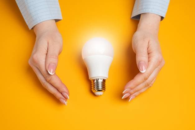 Die Hände schützen die Idee der Glühbirne. Konzept zum Schutz des geistigen Eigentums. Sicherheit der Innovation. Kreative Verteidigung, rechtlicher Schutz und Eigentum an originellen Konzepten. Die Hände schützen die Idee der Glühbirne. Konzept zum Schutz des geistigen Eigentums. Sicherheit der Innovation. Kreative Verteidigung, rechtlicher Schutz und Eigentum an originellen Konzepten. Copyright: xZoonar.com AndriixYalanskyix 23096672