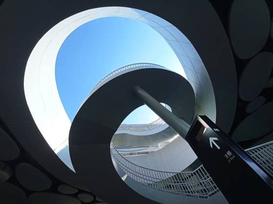 Creative Highlights World Kaohsiung, Taiwan - 21. März 2025: Der brandneue Bahnhof in Kaohsiung City ist eine unterirdische Bahnwa Kaohsiung, Taiwan - March 21, 2025: The brand new station in Kaohsiung City is an underground railway station for Taiwan Railways and Kaohsiung MRT. Served by Taiwan Railways and Kaohsiung MRT. Copyright: xZoonar.com LIUxHUNGxCHINx 23122461