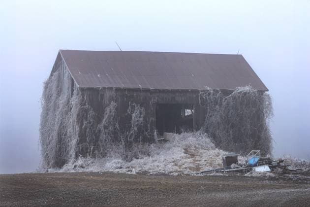 Kanada, Unwetter in Ontario March 30, 2025, Innisfil, Ont, CANADA: A frozen barn in Innisfil, Ont. after a multi-day complicated weather system hit the area with ice, freezing rain and snow - causing many tree branches and hydro wires to fall - leaving more than 250,000 without power through the region. Innisfil CANADA - ZUMAs109 20250330_zaf_s109_025 Copyright: xChristopherxDrostx