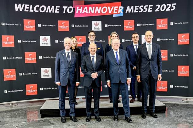 News Themen der Woche KW13 News Bilder des Tages Eröffnungsfeier der Hannover Messe 2025 Gruppenbild: Erste Reihe von links nach rechts: StÃ phane Dion, Sondergesandter für die Europäische Union und Europa des Partnerland Kanadas, geschäftsführender Bundeskanzler Olaf Scholz (SPD), Stephan Weil, Niedersächsischer Ministerpräsident (SPD) sowie Roland Busch, Vorstandsvorsitzender Siemens. Zweite Reihe von links nach rechts: Evelyne Coulombe, Kanadische Botschafterin in Deutschland, VDMA Präsident Bertram Kawlath, Tjorven Bellmann, deutsche Botschafterin in Kanada sowie Cem Özdemir (Bündnis90 Die Grünen), geschäftsführender Bundesminister für Bildung und Forschung der Bundesrepublik Deutschland. Hannover Congress-Centrum-Hannover (CCH), Niedersachsen, Region Hannover Germany **