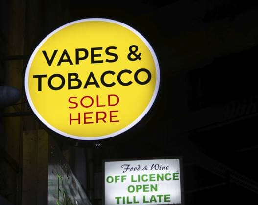 Schild für Vapes and Tobacco Sold Here außerhalb des Ladens bei Nacht, London, England, UK Sign for Vapes and Tobacco Sold Here outside shop dark at night, London, England, UK Copyright: imageBROKER IanxMurray iblimu12964847.jpg