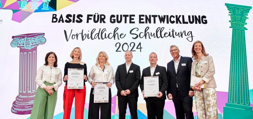 Deutscher Lehrkräftepreis - Vorbildliche Schulleitung EUR,Deutschland, Berlin, 31.03.2025: v.l.n.r. Katharina Günther-Wünsch (Senatorin für Bildung-Berlin), Nicole Verdenhalven, Andrea Franke, Markus Burster, Philipp Wetzel und Carsten Bangert sowie Alexandra Heraeus. Unterricht Innovativ 2024 - Deutscher Lehrkräftepreis wird in der Wettbewerbskategorie Vorbildliche Schulleitung wird mit drei Preisen geehrt. Der 1. Preis geht an Andrea Franke von der Willy-Brandt Schule in Berlin-Wedding einer Integrierten Sekundarschule. Der 2. Preis geht an Carten Bangert, Philipp Wetzel und Markus Burster von der Maria-Gress-Schule in Ilffezheim einer Verbundschule aus Baden-Württemberg sowie der 3.Preis an Nicole Verdenhalven von der Rahel-Hir