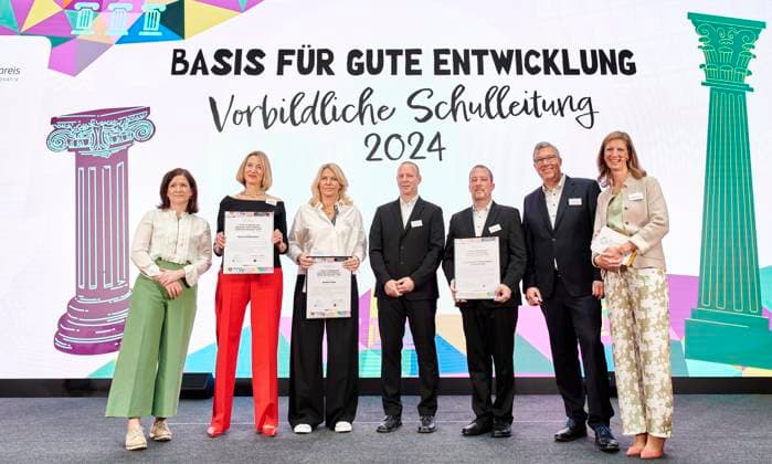 News Themen der Woche KW14 News Bilder des Tages Deutscher Lehrkräftepreis - Vorbildliche Schulleitung EUR,Deutschland, Berlin, 31.03.2025: v.l.n.r. Katharina Günther-Wünsch (Senatorin für Bildung-Berlin), Nicole Verdenhalven, Andrea Franke, Markus Burster, Philipp Wetzel und Carsten Bangert sowie Alexandra Heraeus. Unterricht Innovativ 2024 - Deutscher Lehrkräftepreis wird in der Wettbewerbskategorie Vorbildliche Schulleitung wird mit drei Preisen geehrt. Der 1. Preis geht an Andrea Franke von der Willy-Brandt Schule in Berlin-Wedding einer Integrierten Sekundarschule. Der 2. Preis geht an Carten Bangert, Philipp Wetzel und Markus Burster von der Maria-Gress-Schule in Ilffezheim einer Verbundschule aus Baden-Württemberg sowie der 3.Preis an Nicole Verdenhalven von der Rahel-Hir