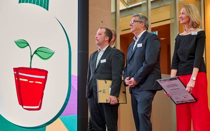 Deutscher Lehrkräftepreis - Vorbildliche Schulleitung EUR,Deutschland, Berlin, 31.03.2025: v.l.n.r. Markus Burster, Philipp Wetzel und Carsten Bangert, Nicole Verdenhalven. Unterricht Innovativ 2024 - Deutscher Lehrkräftepreis wird in der Wettbewerbskategorie Vorbildliche Schulleitung wird mit drei Preisen geehrt. Der 1. Preis geht an Andrea Franke von der Willy-Brandt Schule in Berlin-Wedding einer Integrierten Sekundarschule. Der 2. Preis geht an Carten Bangert, Philipp Wetzel und Markus Burster von der Maria-Gress-Schule in Ilffezheim einer Verbundschule aus Baden-Württemberg sowie der 3.Preis an Nicole Verdenhalven von der Rahel-Hirsch-Schule einem Oberstufenzentrum (Berufle Schule) aus Berlin-Marzahn Hellersdorf.