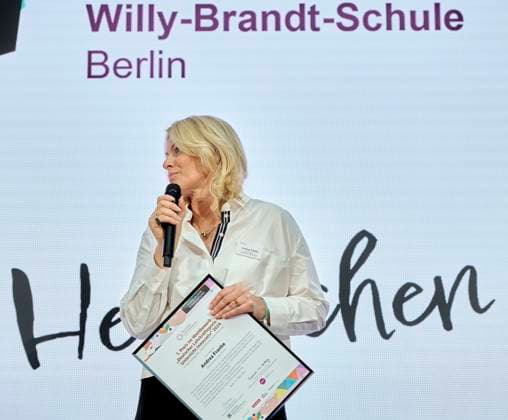 Deutscher Lehrkräftepreis - Vorbildliche Schulleitung EUR,Deutschland, Berlin, 31.03.2025: Andrea Franke von der Willy-Brandt Schule Berlin. Unterricht Innovativ 2024 - Deutscher Lehrkräftepreis wird in der Wettbewerbskategorie Vorbildliche Schulleitung wird mit drei Preisen geehrt. Der 1. Preis geht an Andrea Franke von der Willy-Brandt Schule in Berlin-Wedding einer Integrierten Sekundarschule. Der 2. Preis geht an Carten Bangert, Philipp Wetzel und Markus Burster von der Maria-Gress-Schule in Ilffezheim einer Verbundschule aus Baden-Württemberg sowie der 3.Preis an Nicole Verdenhalven von der Rahel-Hirsch-Schule einem Oberstufenzentrum (Berufle Schule) aus Berlin-Marzahn Hellersdorf.