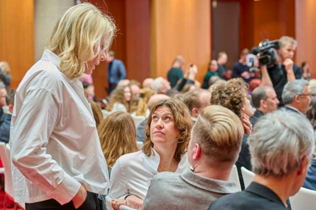 Deutscher Lehrkräftepreis - Vorbildliche Schulleitung EUR,Deutschland, Berlin, 31.03.2025: Andrea Franke von der Willy-Brandt Schule Berlin im Gespräch. Unterricht Innovativ 2024 - Deutscher Lehrkräftepreis wird in der Wettbewerbskategorie Vorbildliche Schulleitung wird mit drei Preisen geehrt. Der 1. Preis geht an Andrea Franke von der Willy-Brandt Schule in Berlin-Wedding einer Integrierten Sekundarschule. Der 2. Preis geht an Carten Bangert, Philipp Wetzel und Markus Burster von der Maria-Gress-Schule in Ilffezheim einer Verbundschule aus Baden-Württemberg sowie der 3.Preis an Nicole Verdenhalven von der Rahel-Hirsch-Schule einem Oberstufenzentrum (Berufle Schule) aus Berlin-Marzahn Hellersdorf.