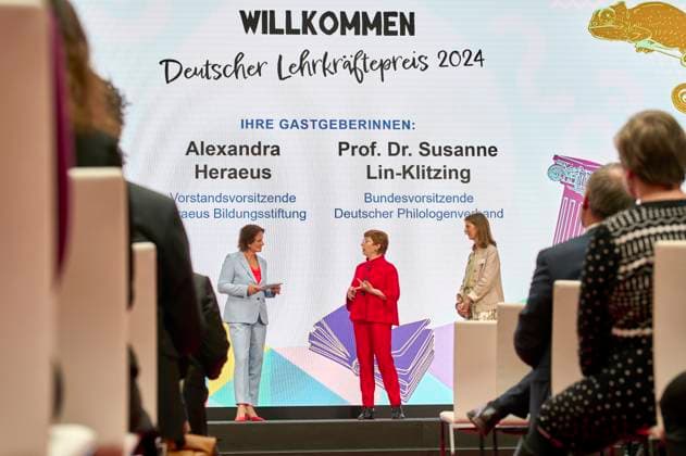 Deutscher Lehrkräftepreis EUR,Deutschland, Berlin, 31.03.2025: Moderatorin, Susanne Lin-Klitzing und Alexandra Heraeus. Unterricht Innovativ 2024 - Deutscher Lehrkräftepreis wird in der Wettbewerbskategorie Vorbildliche Schulleitung wird mit drei Preisen geehrt. Der 1. Preis geht an Andrea Franke von der Willy-Brandt Schule in Berlin-Wedding einer Integrierten Sekundarschule. Der 2. Preis geht an Carten Bangert, Philipp Wetzel und Markus Burster von der Maria-Gress-Schule in Ilffezheim einer Verbundschule aus Baden-Württemberg sowie der 3.Preis an Nicole Verdenhalven von der Rahel-Hirsch-Schule einem Oberstufenzentrum (Berufle Schule) aus Berlin-Marzahn Hellersdorf.