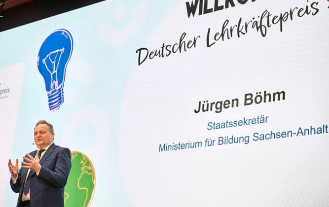 Deutscher Lehrkräftepreis - Vorbildliche Schulleitung - Jürgen Böhm EUR,Deutschland, Berlin, 31.03.2025: Jürgen Böhm - Staatssekretär im Bildungsministerium Sachsen-Anhalt. Unterricht Innovativ 2024 - Deutscher Lehrkräftepreis wird in der Wettbewerbskategorie Vorbildliche Schulleitung wird mit drei Preisen geehrt. Der 1. Preis geht an Andrea Franke von der Willy-Brandt Schule in Berlin-Wedding einer Integrierten Sekundarschule. Der 2. Preis geht an Carten Bangert, Philipp Wetzel und Markus Burster von der Maria-Gress-Schule in Ilffezheim einer Verbundschule aus Baden-Württemberg sowie der 3.Preis an Nicole Verdenhalven von der Rahel-Hirsch-Schule einem Oberstufenzentrum (Berufle Schule) aus Berlin-Marzahn Hellersdorf.