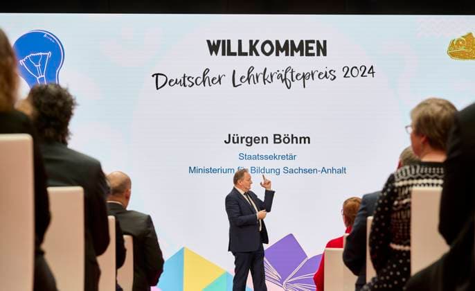 Deutscher Lehrkräftepreis - Vorbildliche Schulleitung - Jürgen Böhm EUR,Deutschland, Berlin, 31.03.2025: Jürgen Böhm - Staatssekretär im Bildungsministerium Sachsen-Anhalt. Unterricht Innovativ 2024 - Deutscher Lehrkräftepreis wird in der Wettbewerbskategorie Vorbildliche Schulleitung wird mit drei Preisen geehrt. Der 1. Preis geht an Andrea Franke von der Willy-Brandt Schule in Berlin-Wedding einer Integrierten Sekundarschule. Der 2. Preis geht an Carten Bangert, Philipp Wetzel und Markus Burster von der Maria-Gress-Schule in Ilffezheim einer Verbundschule aus Baden-Württemberg sowie der 3.Preis an Nicole Verdenhalven von der Rahel-Hirsch-Schule einem Oberstufenzentrum (Berufle Schule) aus Berlin-Marzahn Hellersdorf.