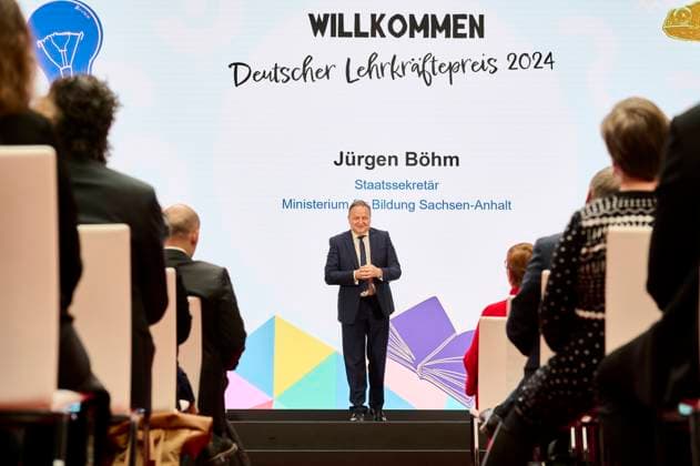 Deutscher Lehrkräftepreis - Vorbildliche Schulleitung - Jürgen Böhm EUR,Deutschland, Berlin, 31.03.2025: Jürgen Böhm - Staatssekretär im Bildungsministerium Sachsen-Anhalt. Unterricht Innovativ 2024 - Deutscher Lehrkräftepreis wird in der Wettbewerbskategorie Vorbildliche Schulleitung wird mit drei Preisen geehrt. Der 1. Preis geht an Andrea Franke von der Willy-Brandt Schule in Berlin-Wedding einer Integrierten Sekundarschule. Der 2. Preis geht an Carten Bangert, Philipp Wetzel und Markus Burster von der Maria-Gress-Schule in Ilffezheim einer Verbundschule aus Baden-Württemberg sowie der 3.Preis an Nicole Verdenhalven von der Rahel-Hirsch-Schule einem Oberstufenzentrum (Berufle Schule) aus Berlin-Marzahn Hellersdorf.