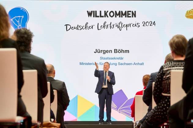 Deutscher Lehrkräftepreis - Vorbildliche Schulleitung - Jürgen Böhm EUR,Deutschland, Berlin, 31.03.2025: Jürgen Böhm - Staatssekretär im Bildungsministerium Sachsen-Anhalt. Unterricht Innovativ 2024 - Deutscher Lehrkräftepreis wird in der Wettbewerbskategorie Vorbildliche Schulleitung wird mit drei Preisen geehrt. Der 1. Preis geht an Andrea Franke von der Willy-Brandt Schule in Berlin-Wedding einer Integrierten Sekundarschule. Der 2. Preis geht an Carten Bangert, Philipp Wetzel und Markus Burster von der Maria-Gress-Schule in Ilffezheim einer Verbundschule aus Baden-Württemberg sowie der 3.Preis an Nicole Verdenhalven von der Rahel-Hirsch-Schule einem Oberstufenzentrum (Berufle Schule) aus Berlin-Marzahn Hellersdorf.