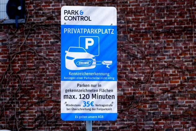 Düsseldorf 31.03.2025 Park Control Supermarkt Discounter Parkplatz Privatparkplatz Parkdauer Strafe Bussgeld Parken Auto KFZ Warnschild Hinweisschild Parkraum Vertragsstrafe private Parkfläche Parkordnung Parkplatzkontrolle Strafzettel Einkaufen Park & Control Kennzeichenerfassung Parkscheibe Vertragsstrafe Freiparkzeit Düsseldorf Nordrhein-Westfalen Deutschland *** Düsseldorf 31 03 2025 parking control supermarket discount store parking lot private parking space parking time penalty fine parking car vehicle warning sign parking space penalty private parking space parking regulations parking control parking ticket shopping parking control license plate recognition parking disc contractual penalty free parking time Düsseldorf North Rhin