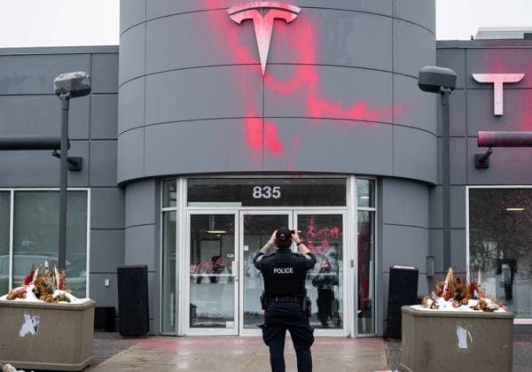 News Bilder des Tages March 31, 2025, Ottawa, On, Canada: An officer from the Ottawa Police Service (OPS) takes a picture of pink spray paint that was sprayed onto the Tesla Service and Showroom centre in Ottawa, on Monday, March 31, 2025. Ottawa Canada  - ZUMAc35_ 20250331_zaf_c35_013 Copyright: xSpencerxColbyx