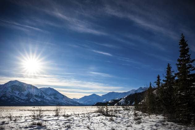 Sonniger Morgen über schneebedeckter Landschaft mit Bergblick, Yukon, Kanada, Kluane Nationalpark, Nordamerika Sunny morning over snow-covered landscape with mountain view, Yukon, Canada, Kluane National Park, North America Copyright: imageBROKER SinaxFrantzen ibxsif12920441.jpg