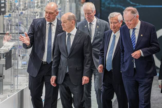 Messerundgang von Bundeskanzler Olaf Scholz Hannover Messe 2025: Halle 7, Stand A32, Firma Festo Automatisierungstechnik: Olaf Scholz (SPD); Bundeskanzler; Stephan Weil (SPD) Niedersächsischer Ministerpräsident; StÃ phane Dion; Sondergesandter für die Europäische Union und Europa des Partnerland Kanadas. Hannover Hannover Messe, Messegelände Niedersachsen, Region Hannover Germany *** Tour of the trade fair by Federal Chancellor Olaf Scholz Hannover Messe 2025 Hall 7, Stand A32, Festo Automatisierungstechnik Olaf Scholz SPD Federal Chancellor Stephan Weil SPD Minister-President of Lower Saxony Stáphane Dion Special Envoy for the European Union and Europe of the partner country Canada Hannover Hannover Messe, Exhibition Grounds Lower Sax
