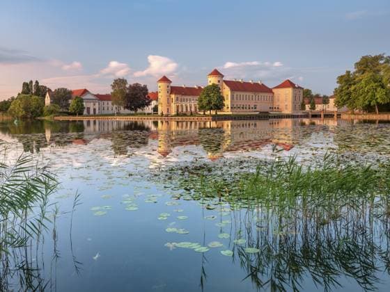 Schloss Rheinsberg am Grienericksee im letzten Abendlicht, Rheinsberg, Brandenburg, Deutschland, Europa Rheinsberg Castle on Lake Lake Grienerick in the last evening light, Rheinsberg, Brandenburg, Germany, Europe Copyright: imageBROKER AndreasxVitting iblavi13000391.jpg