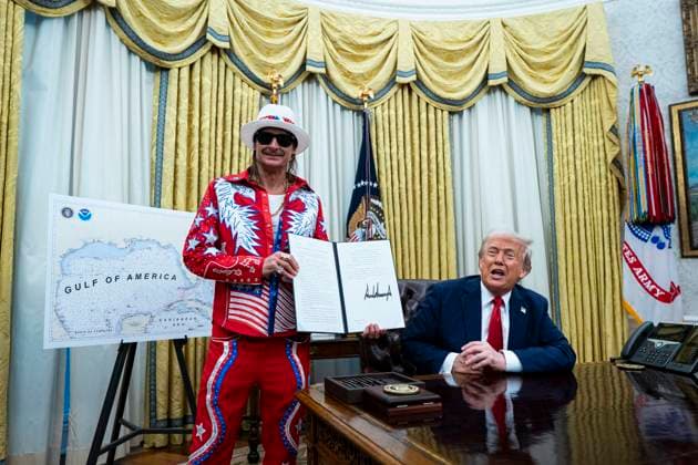 Entertainment Themen der Woche KW14 News Bilder des Tages Kid Rock Joins Trump For Order Targeting Entertainment Industry Competition - DC Singer Kid Rock, left, and US President Donald Trump during an executive order signing in the Oval Office of the White House in Washington, DC, US, on Monday, March 31, 2025. The order directs the Federal Trade Commission to work with the Department of Justice to ensure that competition laws are enforced in the concert and entertainment industry, and pushes state consumer protection authorities on enforcement. Photo by Al Drago Pool ABACAPRESS.COM Washington DC  Copyright: xPool ABACAx