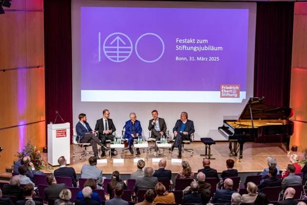 News Themen der Woche KW14 Festakt 100 Jahre Friedrich-Ebert-Stiftung in Bonn - 31.03.2025 Panel mit: Journalist Daniel ERK, ehem. FES Stipendiat Joudi KHAL, Prof. Dr. Dorothee DE NEVE (Friedrich Ebert Stiftung), ehem. FES Stipendiat Klaas WOLFF und Ehrenvorsitzender FES Kurt BECK (SPD) - Festakt 100 Jahre Friedrich Ebert Stiftung Sozial. Demokratisch. Engagiert. im Haus der Geschichte in Bonn Bonn Gronau Nordrhein-Westfalen Deutschland *** Ceremony 100 years Friedrich Ebert Foundation in Bonn 31 03 2025 Panel with journalist Daniel ERK, former FES scholarship holder Joudi KHAL, Prof Dr Dorothee DE NEVE Friedrich Ebert Foundation , former FES scholarship holder Klaas WOLFF and Honorary Chairman FES Kurt BECK SPD Ceremony 100 years Friedrich Ebert Foundation Sociall Copyright: xBonn.digitalx xMarcxJohnx
