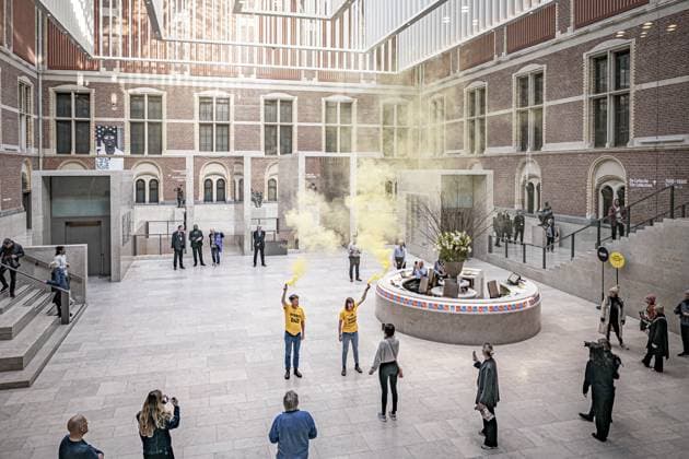 News Themen der Woche KW14 News Bilder des Tages AMSTERDAM - Activists light torches in the hall of the Rijksmuseum during an action by Extinction Rebellion against the museum s sponsorship relationship with ING. ANP JORIS VAN GENNIP netherlands out - belgium out  Copyright: xx x523555632x originalFilename: 523555632.jpg