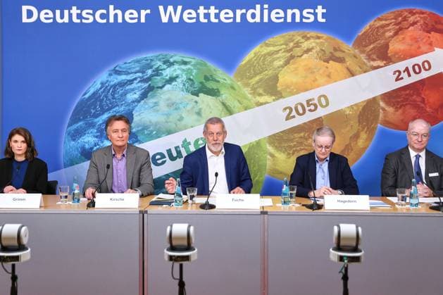 News Themen der Woche KW14 News Bilder des Tages Berlin, Deutschland, 01.04.2025: Haus der Bundespressekonferenz: Pressekonferenz: Deutscher Wetterdienst Klimawandelbilanz Deutschland: L-R: Teresa Grimm, Pressesprecherin DWD, Uwe Kirsche, Pressesprecher DWD, Tobias Fuchs, DWD, Renate Hagedorn, Vizepräsidentin DWD, Andreas Becker, DWD *** Berlin, Germany, 01 04 2025 Haus der Bundespressekonferenz Press conference German Weather Service Climate Change Balance Germany L R Teresa Grimm, Press Officer DWD, Uwe Kirsche, Press Officer DWD, Tobias Fuchs, DWD, Renate Hagedorn, Vice President DWD, Andreas Becker, DWD Copyright: xdtsxNachrichtenagenturx dts_63537